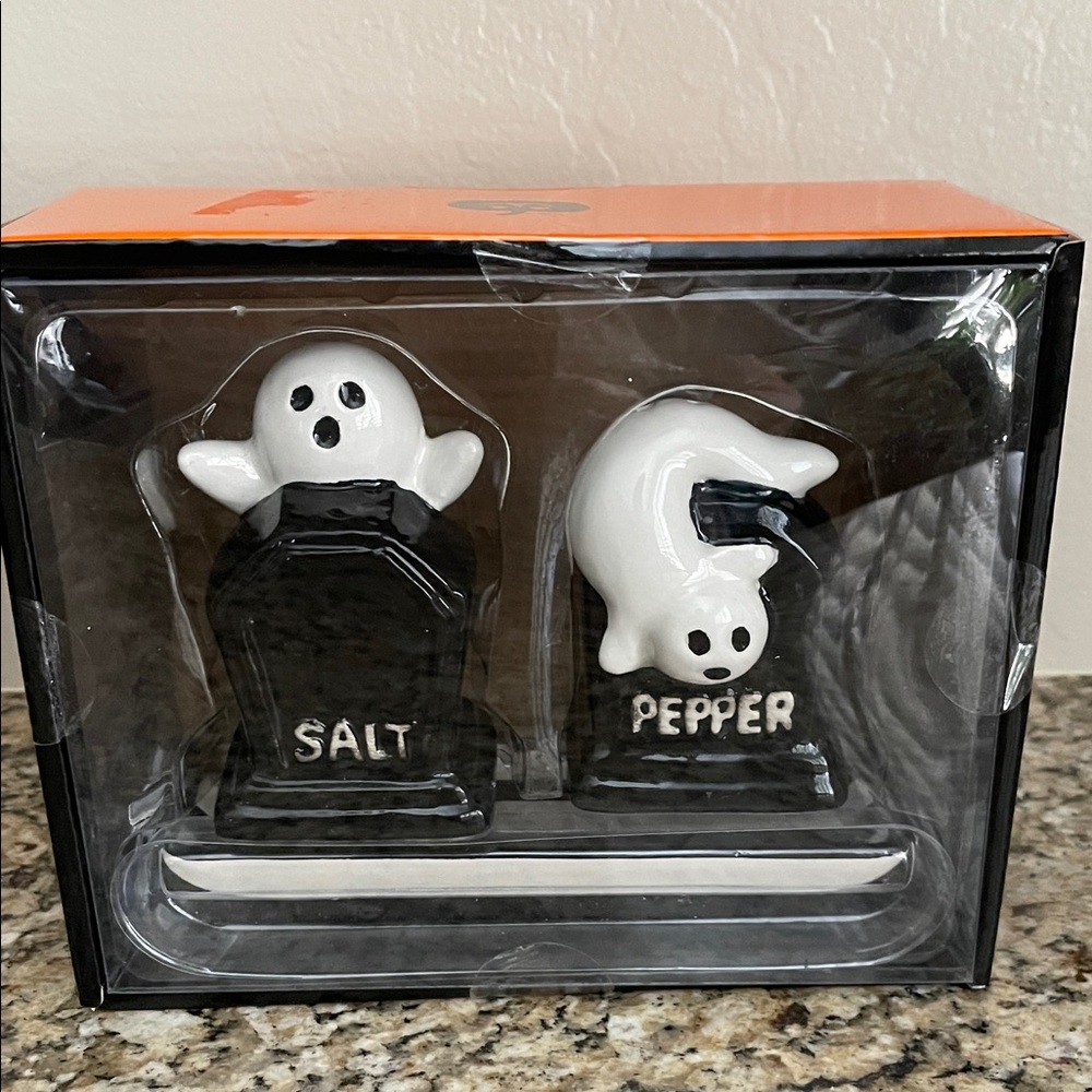 New 3 Piece Ghost on Tombstone Salt & Pepper set